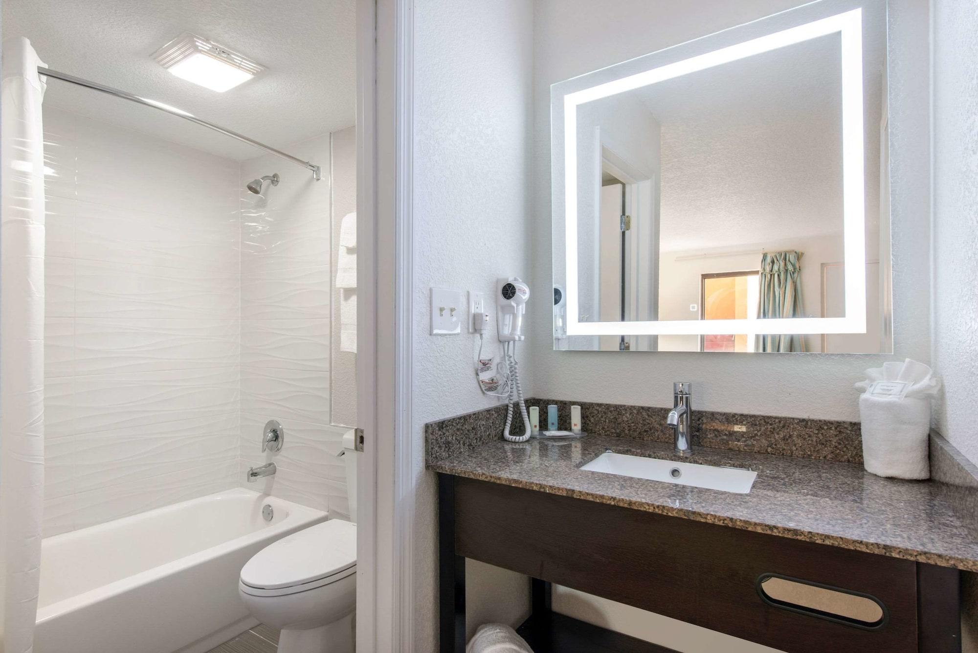 Clarion Inn & Suites Kissimmee-Lake Buena Vista South Ngoại thất bức ảnh